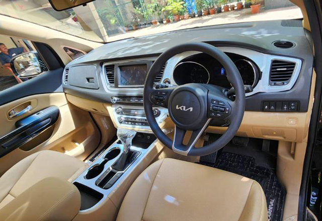 6 seater kia carnival luxury car hire in delhi