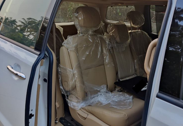 kedarnath badrinath yatra by 6 seater kia carnival luxury car hire with recliner seats